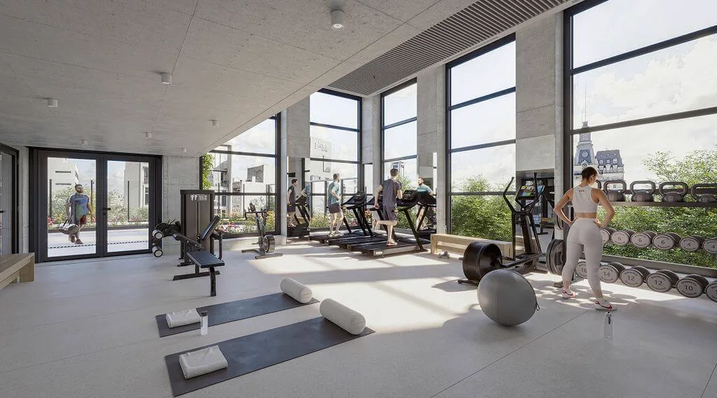 Salón de fitness totalmente equipado para el entrenamiento con vistas a la plaza y al entorno.
